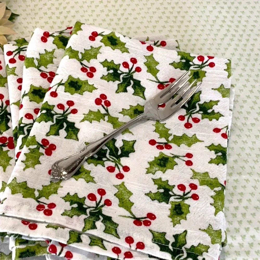 🎄 Cupcakes and Cashmere 6 napkins. Christmas Holly.